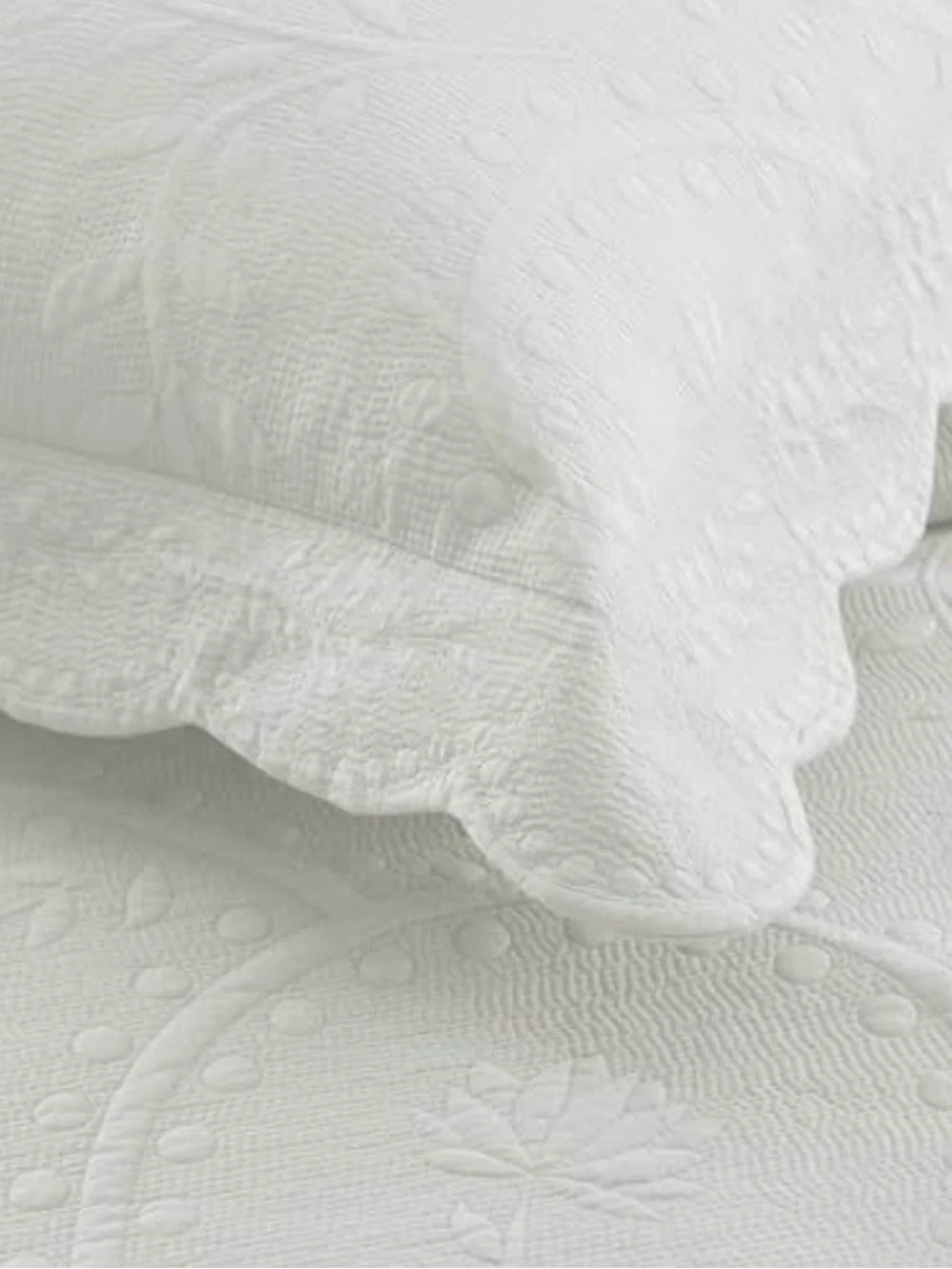 Classic White Quilted Bedspread Set by